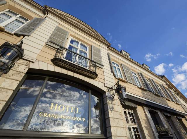 Le Grand Monarque, Hôtel Restaurant à Chartres, Facade Hôtel 